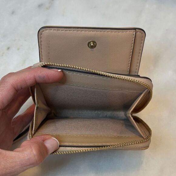 Tory Burch Wallet Quilted Medallion Leather Tan - Picture 16 of 16